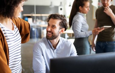 İş yeri teknolojisi yazılım insanları programlama kavramı