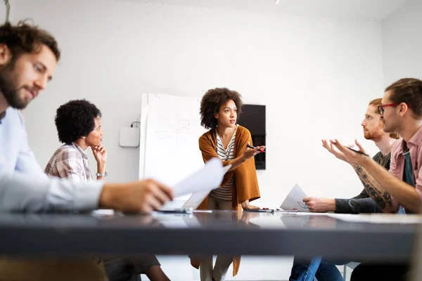 Vrolijke Collega Zakenmensen Functie Tijdens Bedrijfsbijeenkomst — Stockfoto