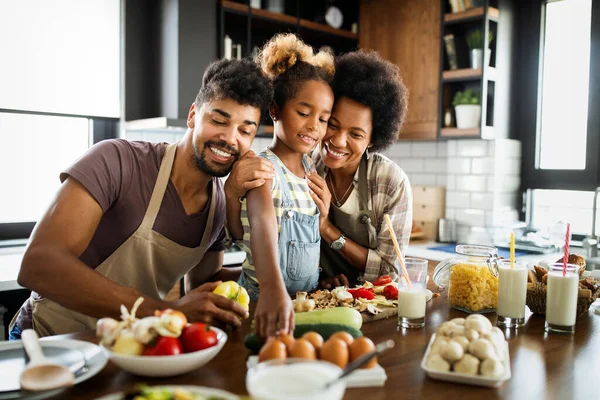 Famille Heureuse Préparant Nourriture Ensemble Maison Dans Cuisine — Photo