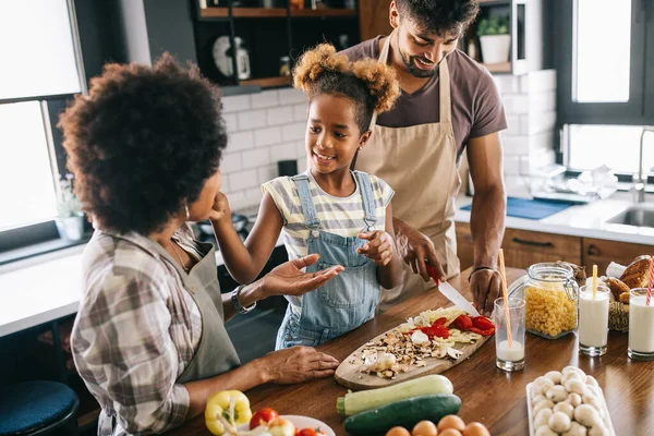 Menina Bonito Seus Belos Pais Estão Sorrindo Enquanto Cozinha Cozinha — Fotografia de Stock