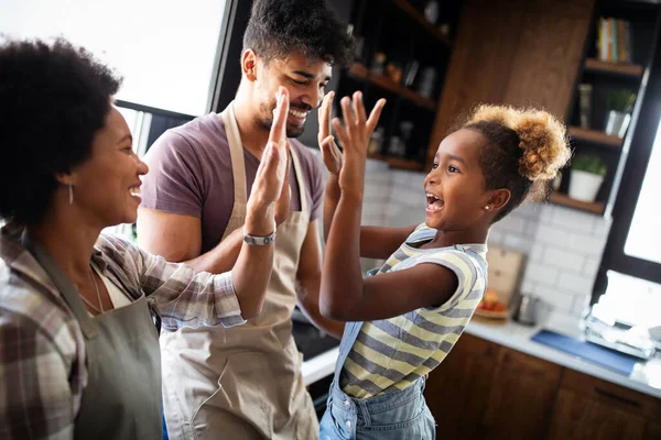 Mutlu Afro Amerikan Ailesi Mutfakta Birlikte Sağlıklı Yemekler Hazırlıyor — Stok fotoğraf