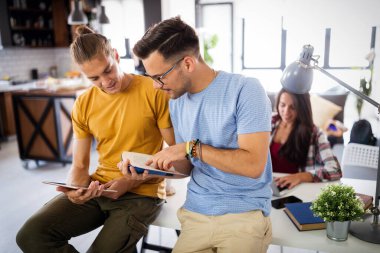 Sınavlara birlikte çalışırken eğlenen bir grup mutlu öğrenci.