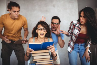 Kitap sever. Sıkı çalışmaya hazır. Üniversitede okuyan mutlu inek kadın.