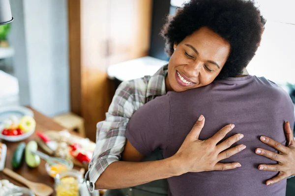 Hermosa Pareja Están Abrazando Sonriendo Mientras Pasa Tiempo Cocina Casa — Foto de Stock