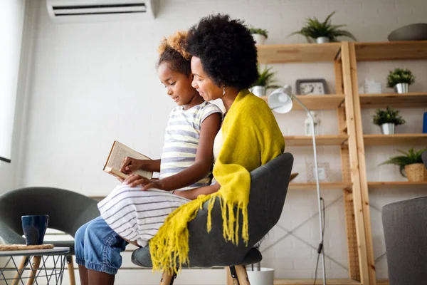 Feliz Niña Leyendo Libro Con Madre Casa Educación Concepto Familiar — Foto de Stock