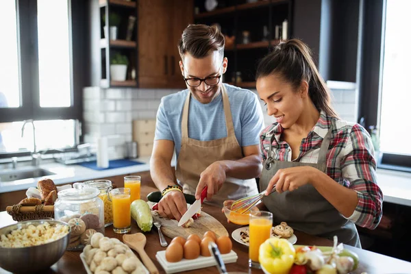 Gelukkige Mensen Paar Vrienden Koken Samen Eten Hun Loft Keuken — Stockfoto