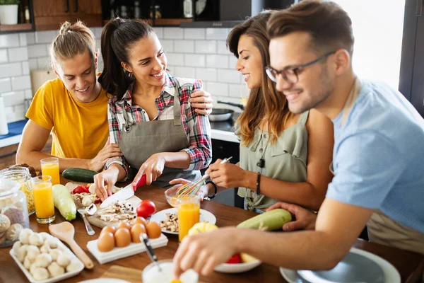 Güzel Mutlu Insanlar Arkadaşlar Birlikte Yemek Pişirirken Mutfakta Eğlenirken Gülümsüyor — Stok fotoğraf