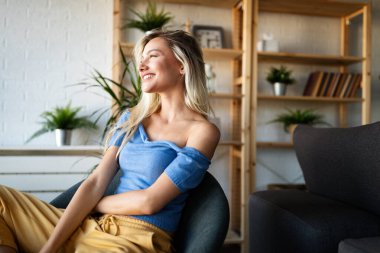 Genç, rüya gibi, şehvetli bir kadının yumuşak, güzel portresi. İnsanlar, güzellik konsepti