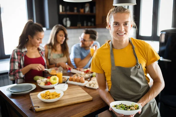 Groep Gelukkige Mensen Vrienden Die Plezier Hebben Keuken Samen Eten — Stockfoto