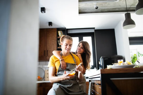 Glückliches Junges Paar Hat Spaß Moderner Küche Bei Der Zubereitung — Stockfoto