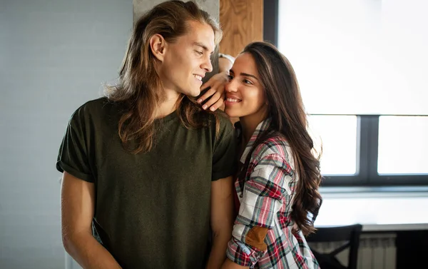 Pár Csókolózik Ölelkeznek Otthon Konyhában Szexi Érzéki Pár Szerelmes — Stock Fotó