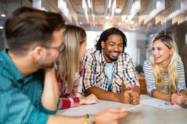 Mutlu işçilerle başarılı bir birliktelik. İş görüşmesi takım çalışması ofis kavramı