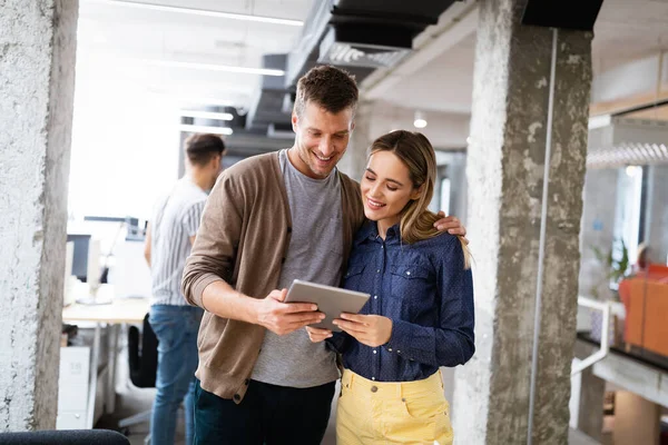 Entreprise Prospère Avec Des Employés Heureux Collègues Dans Bureau Moderne — Photo