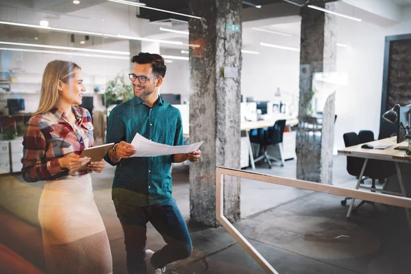 Gente Negocios Diseñadores Divirtiéndose Charlando Oficina Del Lugar Trabajo — Foto de Stock