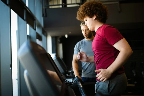 Hombre Joven Con Sobrepeso Con Entrenador Haciendo Ejercicio Gimnasio Deporte — Foto de Stock