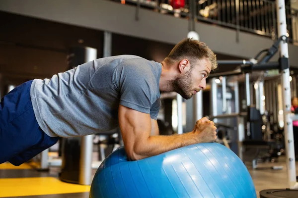 Formda Adam Spor Salonunda Pilates Topunda Spor Yapıyor — Stok fotoğraf
