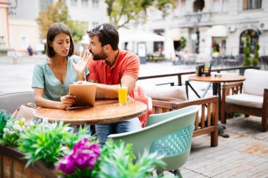 Kafede tartışan mutsuz genç bir çift. İnsanlar, aldatma, çatışma, ilişki sorunları kavramı.