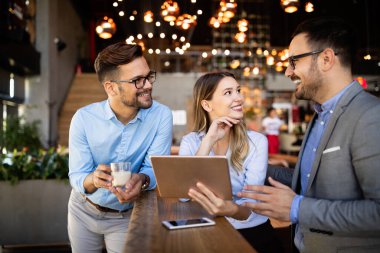 Modern ticaret ofisindeki kurumsal takım çalışması meslektaşları