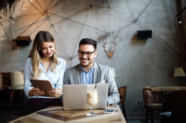 Kafede birlikte çalışan iş arkadaşları.