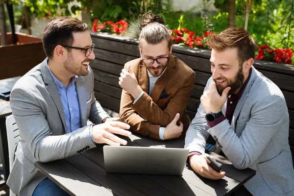Χαρούμενοι Επιτυχημένοι Επιχειρηματίες Που Χρησιμοποιούν Laptop Στην Υπαίθρια Συνάντηση — Φωτογραφία Αρχείου
