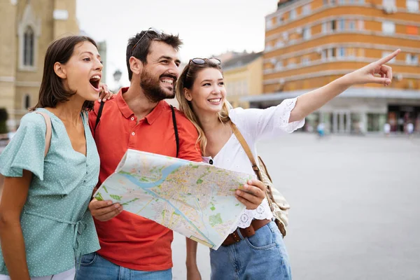 Grupo Turistas Viajantes Felizes Passeando Com Mapa Divertindo — Fotografia de Stock