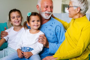 Mutlu aile hastane yatağında son sınıf erkek hastayı ziyaret ediyor. Sağlık, destek, aile kavramı