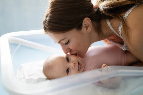 Mãe Sorridente Feliz Com Bebê Recém Nascido Hospital — Fotografia de Stock