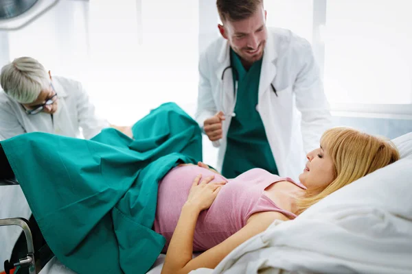 Hastanede Doğum Yapan Genç Güzel Bir Kadın Doğum Yapmak Için — Stok fotoğraf
