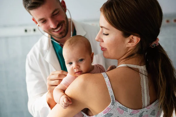 Pediatra Com Mãe Feliz Bebê Exame Hospital Heatlhcare Família Conceito — Fotografia de Stock