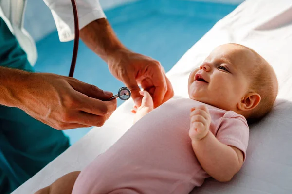 Pediatra Feliz Examina Bebé Asistencia Sanitaria Personas Concepto Examen — Foto de Stock