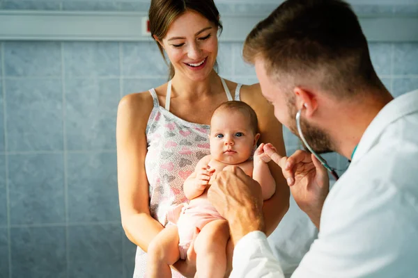 Pediatr Šťastnou Matkou Dítětem Vyšetření Nemocnici Heatlhcare Rodina Lékařská Koncepce — Stock fotografie