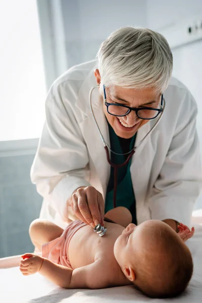 Médico Pediatra Feliz Examina Bebê Saúde Pessoas Conceito Exame — Fotografia de Stock