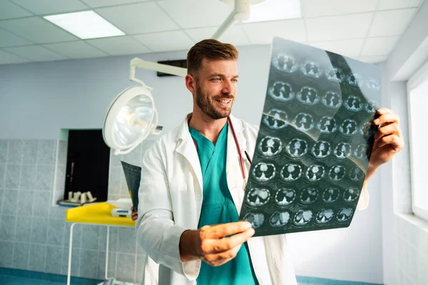 Yakışıklı Doktor Radyoloji Uzmanı Hastanedeki Röntgen Görüntülerine Bakıyor Sağlık Radyoloji — Stok fotoğraf