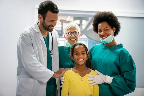 Succesvol Team Van Ervaren Hooggekwalificeerde Artsen Met Kindpatiënt Een Succesvolle — Stockfoto