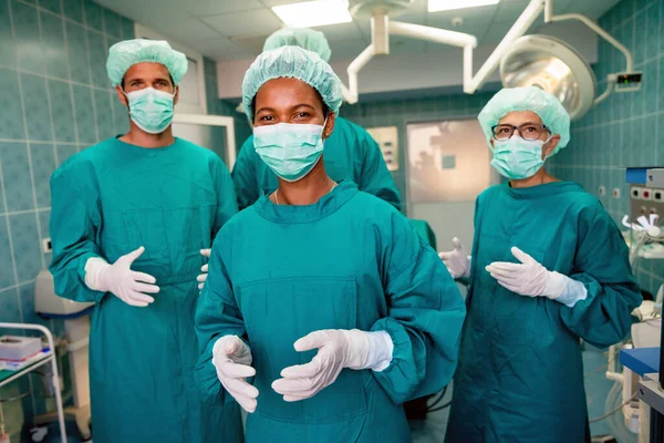 Retrato Equipo Médico Exitoso Dentro Del Quirófano Listo Para Trabajar —  Fotos de Stock