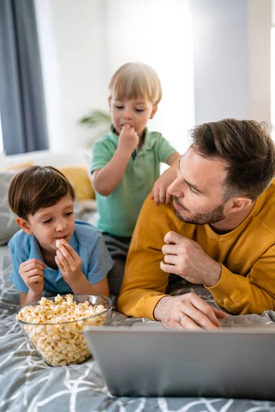 Schöne Glückliche Familie Mit Kind Schaut Hause Mit Fröhlichem Lächeln — Stockfoto