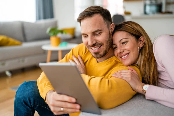 Young Couple Home Websurfing Internet Having Fun — Stock Photo, Image