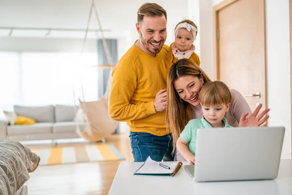 Evde Bilgisayarla Sohbet Ederken Mutlu Bir Aile — Stok fotoğraf