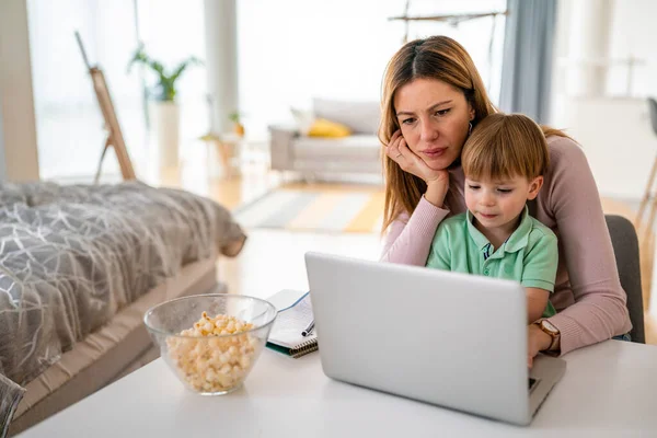 Mulher Negócios Mãe Mulher Com Uma Criança Trabalhando Computador Conceito — Fotografia de Stock