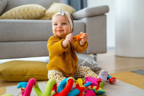 Schattige Baby Spelen Met Kleurrijk Speelgoed Thuis — Stockfoto