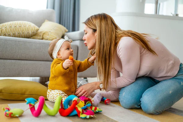 Παιδί Κορίτσι Και Μητέρα Της Παίζουν Μαζί Παιχνίδια Στο Σπίτι — Φωτογραφία Αρχείου