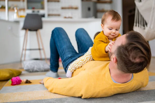 Baba ve kızı gülüyor ve kaynaşıyorlar. Babası ve küçük kızı evde vakit geçiriyorlar. Bekar baba eğlence aile hayatı kavramını sever.