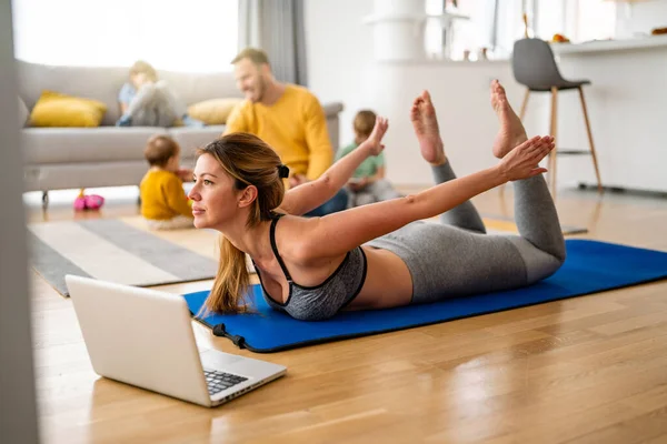Sport yoga video streaming. Home fitness workout class live streaming online.