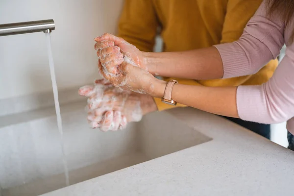 Lyckligt Par Husan Frun Tvättar Sin Hand Skydd Mot Infektion — Stockfoto