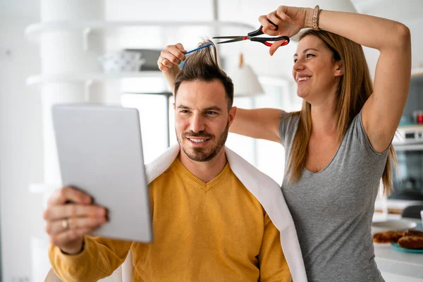 Cuidados Com Cabelo Durante Quarentena Casal Bonito Ter Cabelo Cortado — Fotografia de Stock