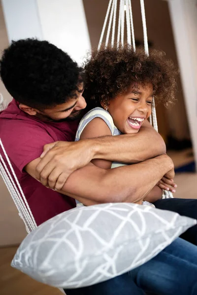 Mutlu Aile Babalar Günü Tatlı Bir Kız Çocuğu Babasıyla Öpüşüyor — Stok fotoğraf