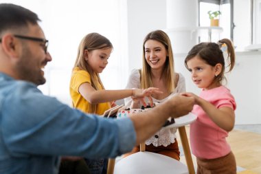 Mutlu, güzel bir aile evde eğleniyor ve birlikte vakit geçiriyor. Aile, aşk mutluluk konsepti