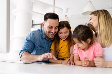 Tecrit ve çevrimiçi okul, teknoloji konsepti. Ebeveynler çocuklarına evde online ders çalışmaları için yardım ediyor.