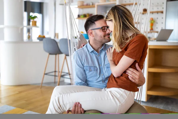 Romantico Felice Giovane Coppia Innamorata Rilassarsi Casa Moderna Divertirsi — Foto Stock