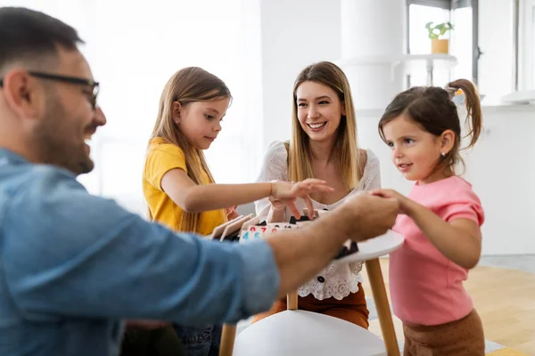 Feliz Hermosa Familia Casa Divirtiéndose Pasando Tiempo Juntos Familia Amor —  Fotos de Stock